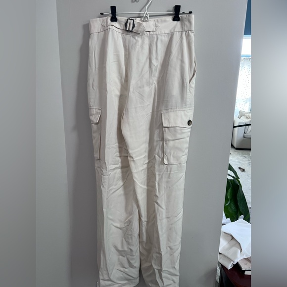 NWT | Banana Republic, Women's Cream White Cargo Pants, Size 8 - Picture 3 of 5